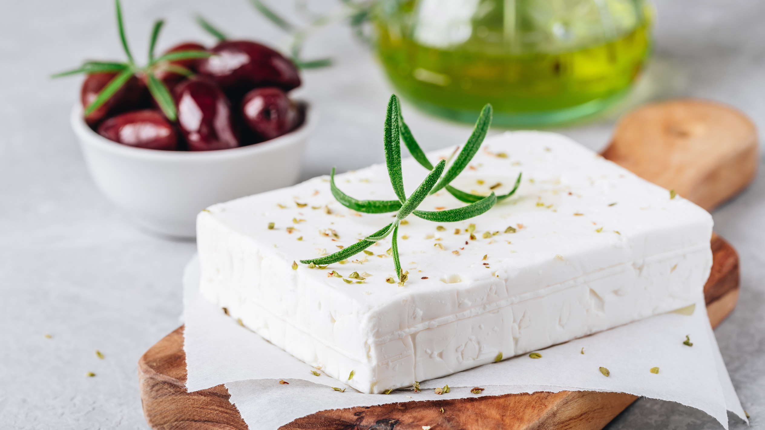 Φέτα, ελιές και δεντρολίβανο.