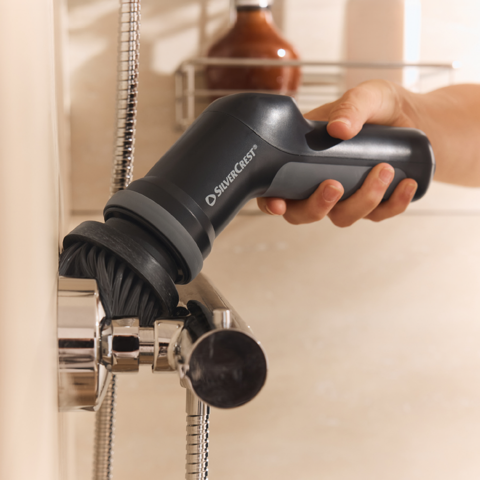 Ηλεκτρική βούρτσα καθαρισμού SilverCrest που τρίβει ένα εξάρτημα ντους