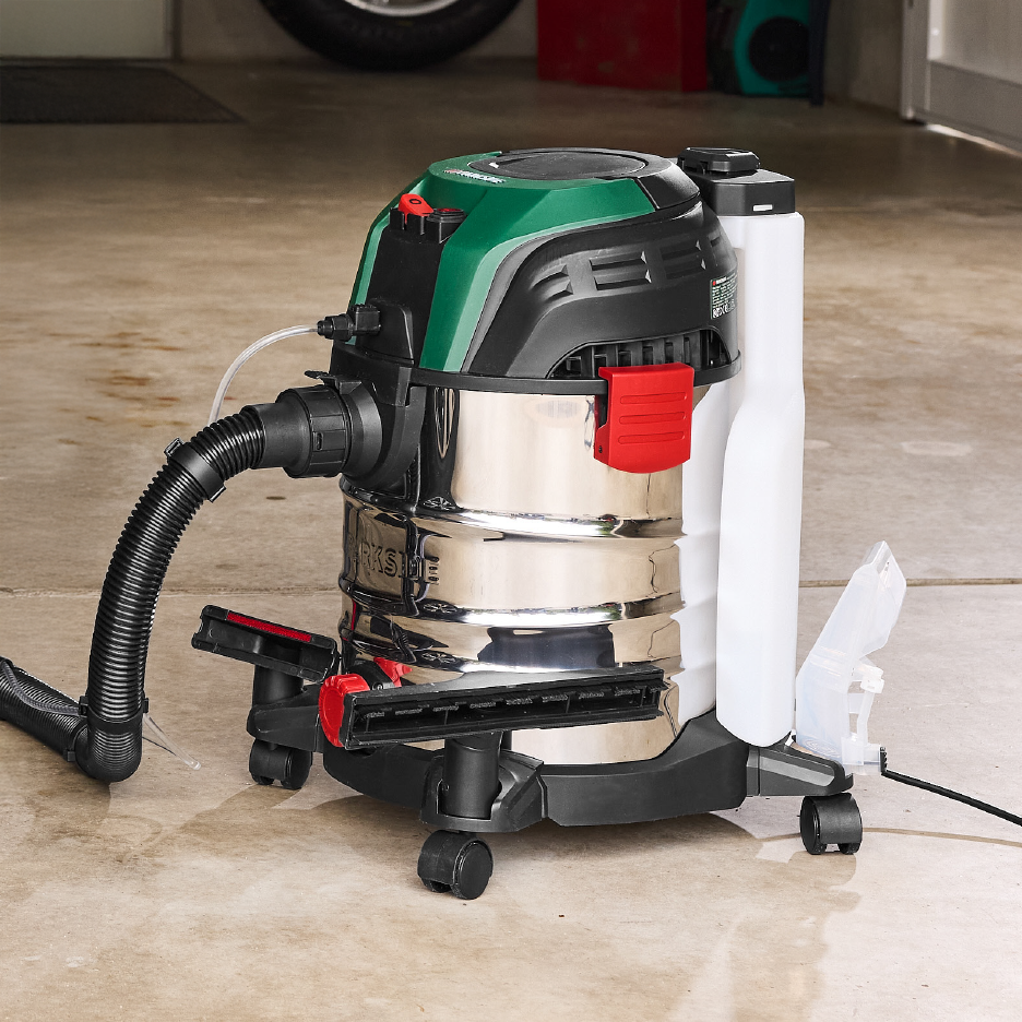 Ηλεκτρική σκούπα υγρής και ξηρής αναρρόφησης Parkside με αξεσουάρ σε τσιμεντένιο δάπεδο.