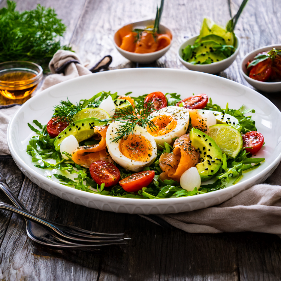 Σαλάτα με καπνιστό σολομό, βραστά αυγά, αβοκάντο, ντοματίνια και ρόκα.