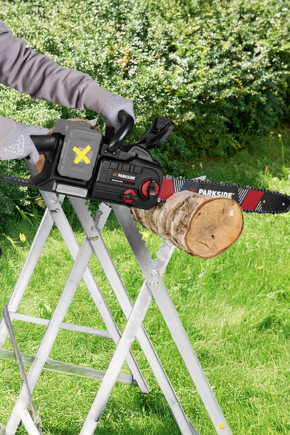 Άτομο κόβει ξύλο με αλυσοπρίονο μπαταρίας Parkside σε βάση κοπής σε κήπο.