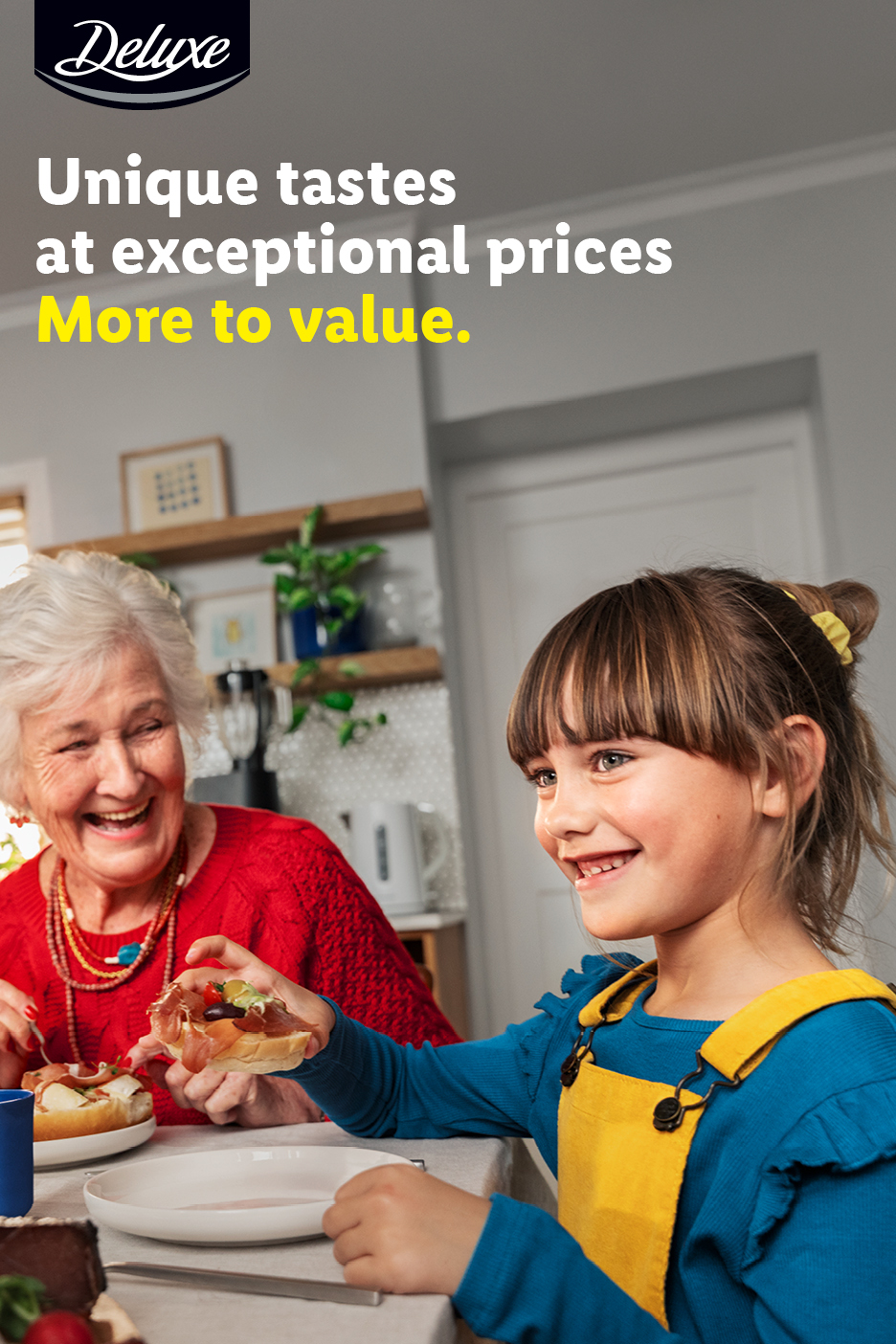 Μοναδικές γεύσεις σε εξαιρετικές τιμές. Περισσότερη αξία. Γιαγιά και εγγονή απολαμβάνουν το φαγητό.