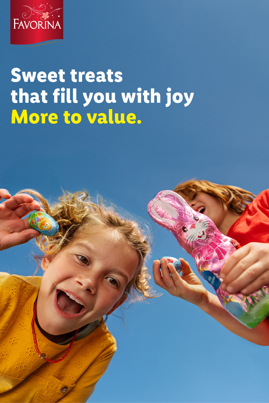 Παιδιά κρατούν σοκολατένια πασχαλινά αυγά και έναν λαγό, με κείμενο: «Γλυκές λιχουδιές που σας γεμίζουν χαρά. Περισσότερη αξία».