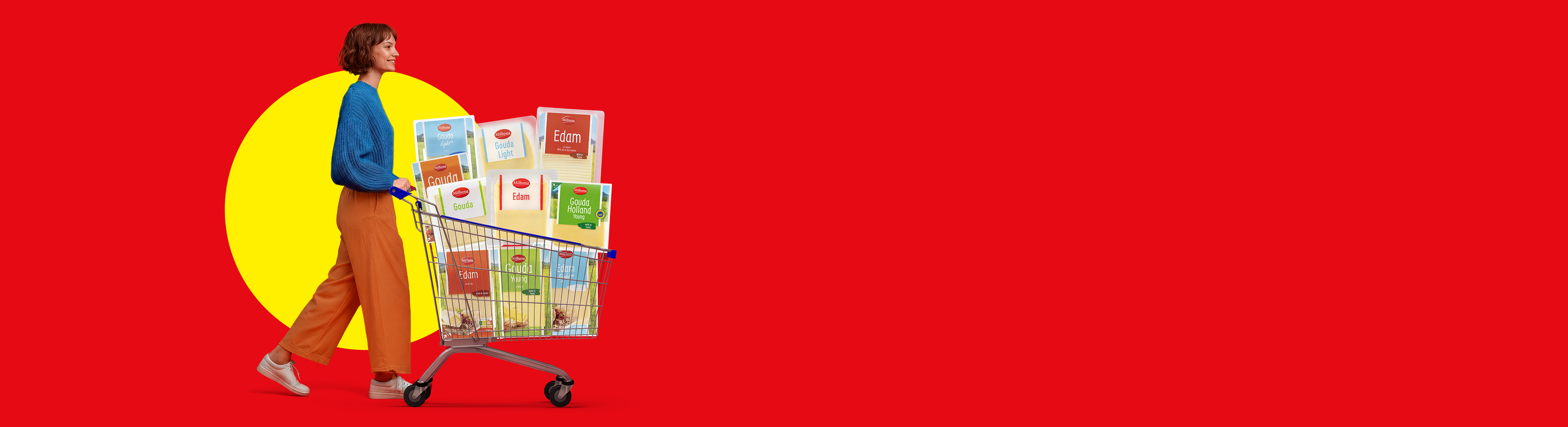 Γυναίκα σπρώχνει ένα καρότσι γεμάτο με διάφορα τυριά μπροστά σε κόκκινο και κίτρινο φόντο.
