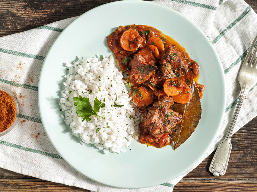 Μοσχάρι στιφάδο με ρύζι.