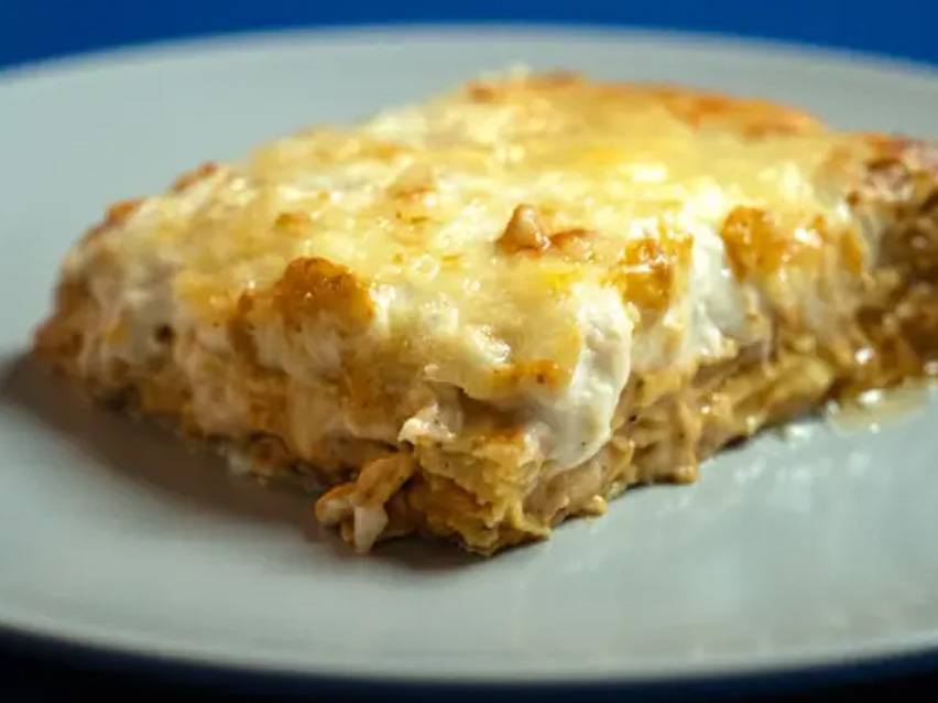 Μια φέτα λαζάνια με τυρί σε ένα πιάτο.