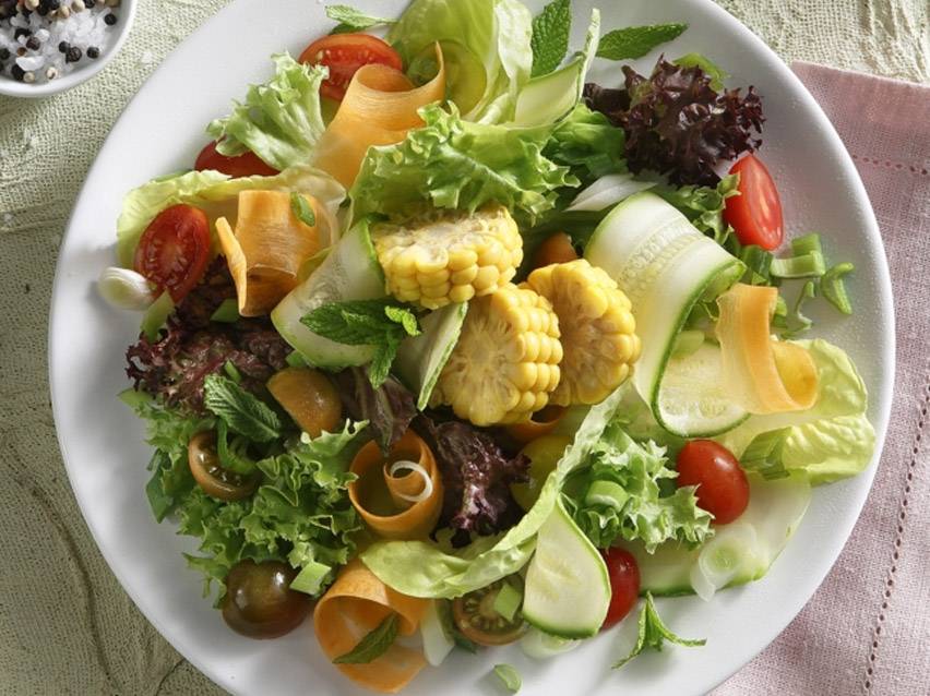 Φρέσκια σαλάτα με μαρούλι, καλαμπόκι, αγγούρι, καρότα και ντοματίνια.