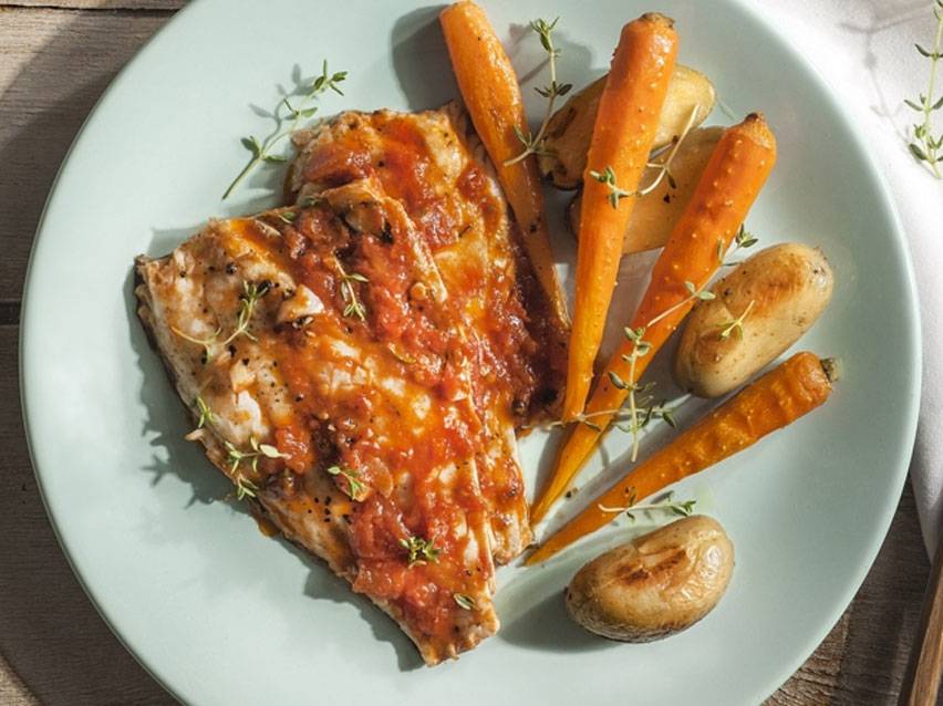 Ψάρι με σάλτσα, ψητές καρότα και πατάτες.