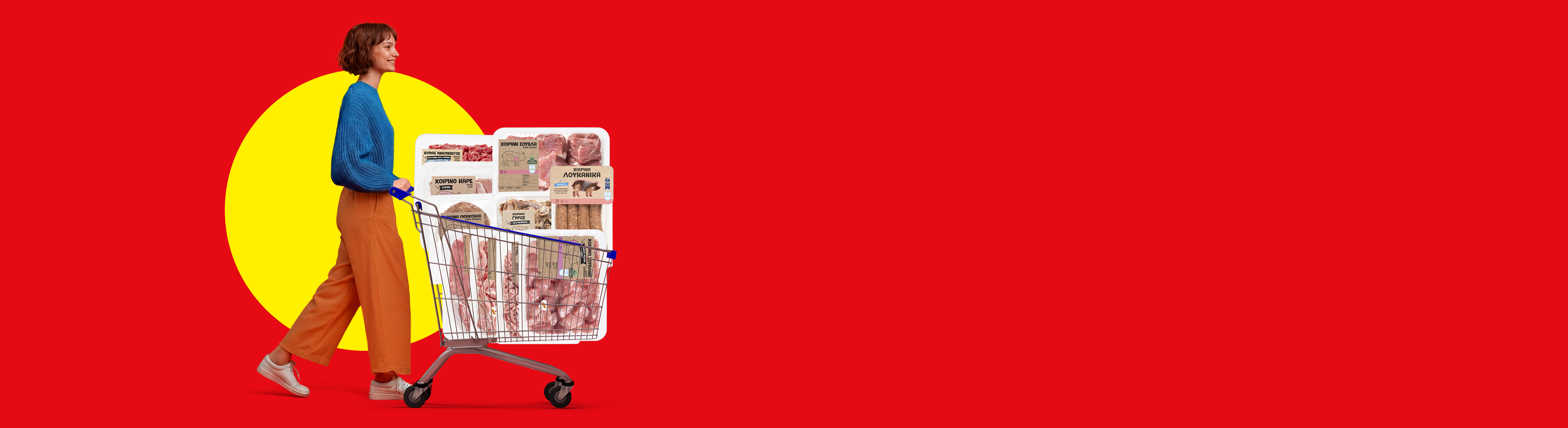Γυναίκα σπρώχνει ένα καρότσι γεμάτο με διάφορα προϊόντα κρέατος, όπως χοιρινά σουβλάκια και λουκάνικα.