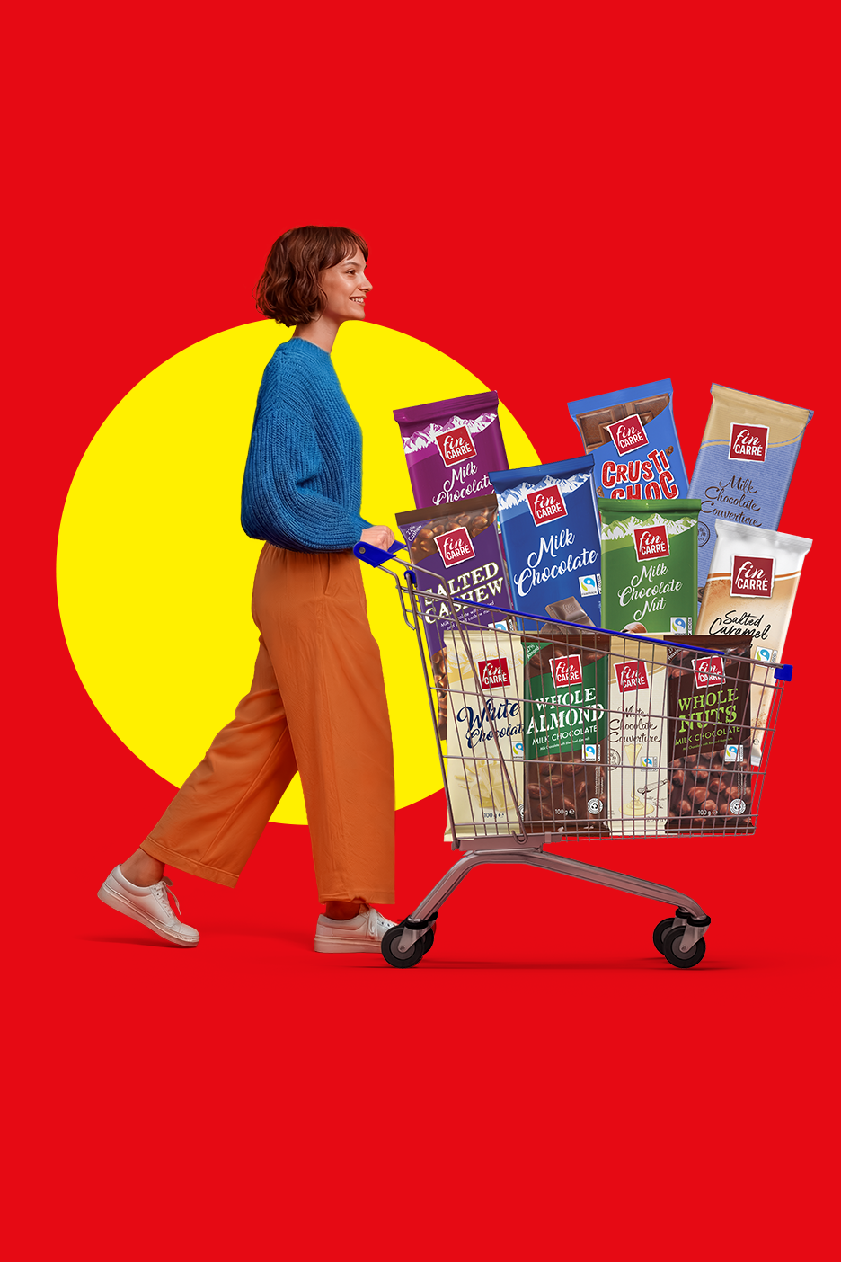 Γυναίκα σπρώχνει ένα καρότσι γεμάτο με διάφορες σοκολάτες, όπως γάλακτος, λευκές και με ξηρούς καρπούς.