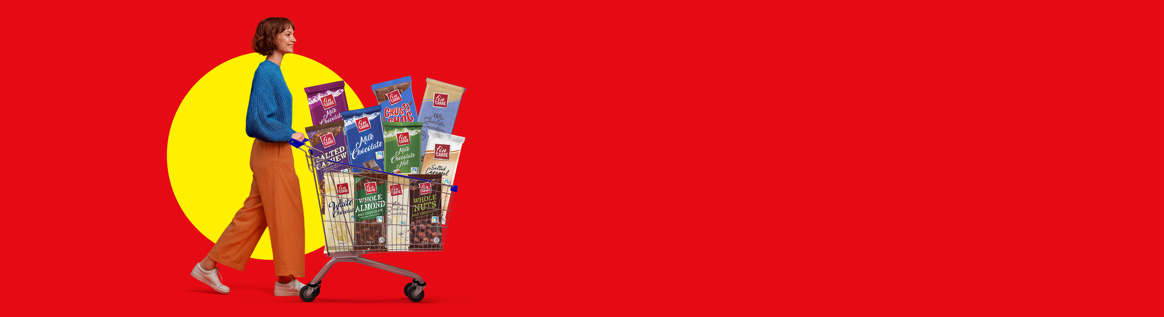 Γυναίκα σπρώχνει ένα καρότσι γεμάτο με διάφορες σοκολάτες, συμπεριλαμβανομένων γάλακτος, λευκών και με ξηρούς καρπούς.